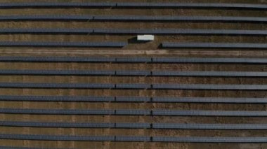 Güneşten gelen yeşil, çevre dostu enerji üreten güneş panellerinin insansız hava aracı görüntüsü. Güneş santrali parkı sürdürülebilir bir kalkınma için yenilenebilir enerji üretiyor