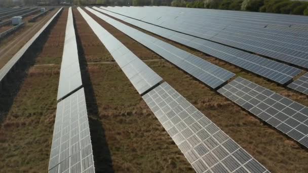 航空宇宙:太陽からグリーンで環境に優しいエネルギーを生み出す太陽電池パネルの上を飛行する。持続可能な開発のための再生可能エネルギーを生産する太陽光発電所公園 — ストック動画