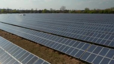 Güneş panelleri üzerinde yakın uçuş, Güneş 'ten Yeşil, Çevre dostu enerji üretiyor. Güneş santrali parkı sürdürülebilir bir kalkınma için yenilenebilir enerji üretiyor