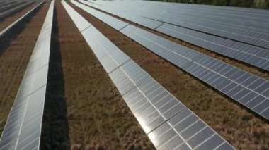 Güneş Paneli üzerinde uçmak, Güneş 'ten Yeşil Çevre dostu enerji üretir. Güneş santrali parkı sürdürülebilir bir kalkınma için yenilenebilir enerji üretiyor