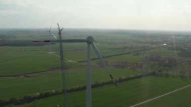 Yenilenebilir enerji ve sürdürülebilir kalkınma için zengin yeşil tarım alanı üzerine inşa edilen Rüzgâr Türbininin Geniş Görünümü