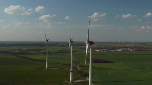 AÉRIEN : Vue de la ferme des moulins à vent pour la production d'énergie lors de la belle journée du ciel bleu avec nuages. Les éoliennes génératrices d'énergie renouvelable propre au service du développement durable — Video