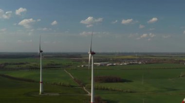 Bulutlu Mavi Gök Günü 'nde Yel Değirmenleri Enerji Üretimi Çiftliği' nin manzarası. Rüzgar güç türbinleri sürdürülebilir kalkınma için temiz yenilenebilir enerji üretiyor