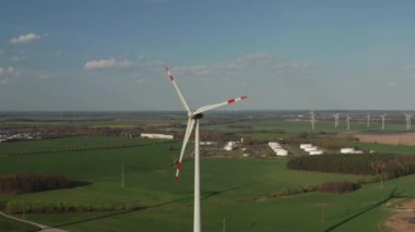 Rüzgar türbininin yakın çekim gücü, değirmen güzel Yeşil Tarım alanı üzerinde Gezegen için yeşil ekolojik bir yolla yenilenebilir enerji üreten rüzgar gücüyle dönüyor.
