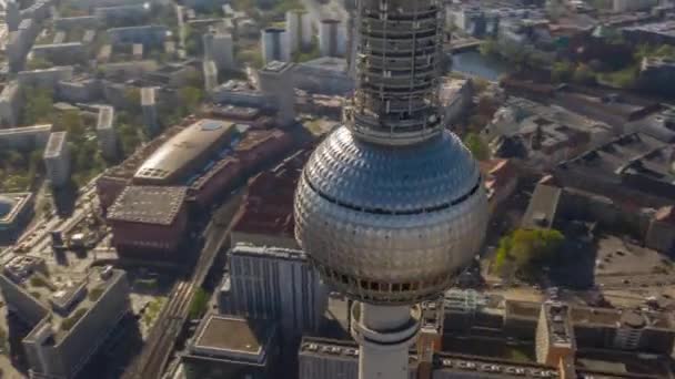 AERIAL: Close up Fast Drone Hyper Lapse, Motion Time Lapse Circulando Alexander Platz TV Tower em Berlim, Alemanha em brilhante Dia de Verão — Vídeo de Stock