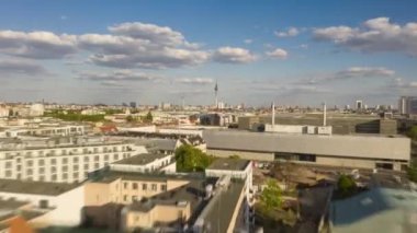 Güzel İnsansız Hava Aracı Hiper Hatası Berlin Mitte Merkez Mahallesi üzerinde Bulutlu Mavi Gökyüzü ile Hareket Süresi Hızı