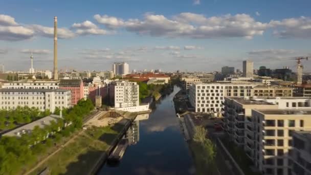 AERIAL: Krásné Drone Hyper Lapse, Motion Time Lapse over Berlin River in European City with Cloudy Blue Sky — Stock video