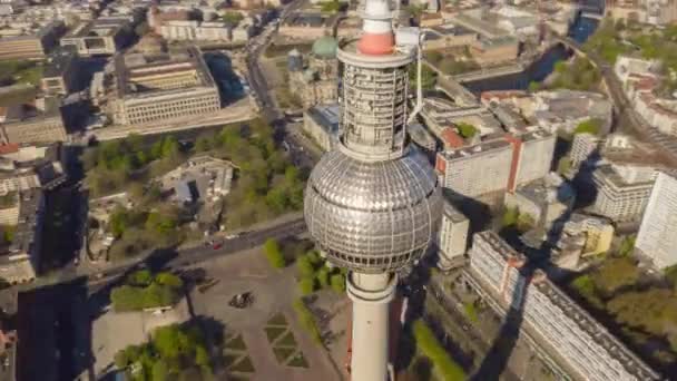 AERIAL: Fast Drone Hyper Lapse, Motion Time Lapse Κύκλος Alexander Platz TV Tower στο Βερολίνο, Γερμανία σε μια λαμπερή καλοκαιρινή μέρα — Αρχείο Βίντεο