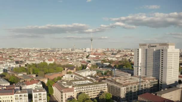 AERIAL: Passando por Charite Hospital Building em Berlim, Alemanha, em tempos de vírus COVID19 Corona — Vídeo de Stock