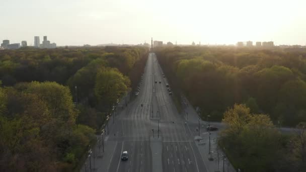 АЭРИАЛ: Штрафбад 17. Озил в Берлине в сторону победной колонны опустел из-за короны — стоковое видео