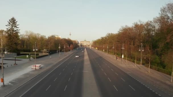 AERIAL: Pusty Brandenburger Tor w Berlinie, Niemcy na skutek pandemii wirusa Corona COVID19 w świetle zachodu słońca — Wideo stockowe