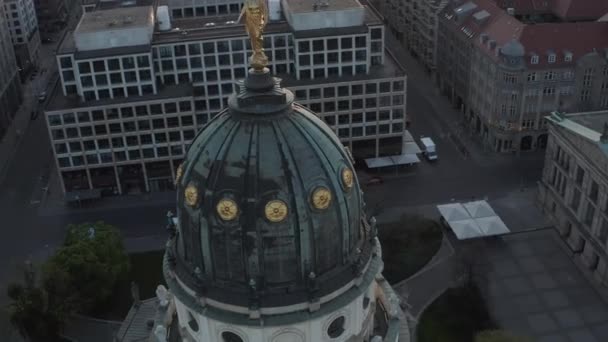 AERIAL: Close-up Drone Gezicht op de toren van de kathedraal Dak en gouden standbeeld op de top in Berlijn, Duitsland bij zonsondergang — Stockvideo