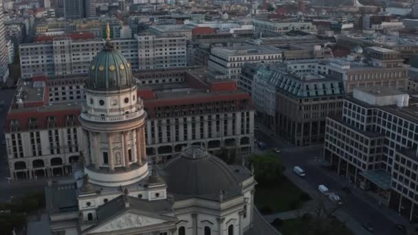 AERIAL: Praça Gendarmenmarkt Berlim vazio com vista sobre a Igreja alemã durante o vírus Corona COVID19 Pandemia — Vídeo de Stock