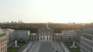 Brandenburger Tor, Corona Virüsü COVID19 'un Güzel Günbatımı Işığındaki Salgını nedeniyle Berlin, Almanya' da neredeyse hiç insan yok.