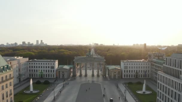 AERIAL: Brandenburger Tor con quasi nessun popolo a Berlino, Germania a causa del virus Corona COVID19 Pandemia nella bella luce del tramonto — Video Stock