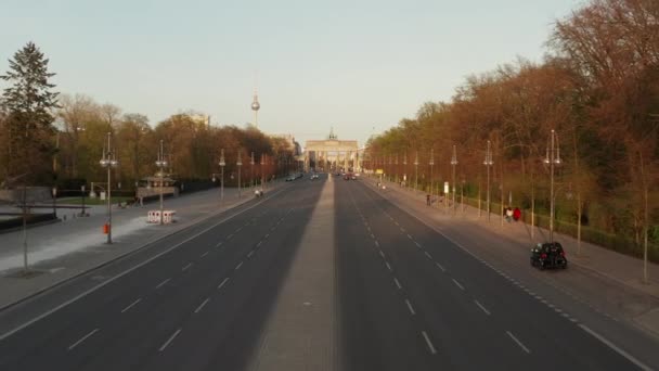 AERIAL: Brandenburger Tor vacío en Berlín, Alemania debido al virus Corona COVID19 pandemia en la luz del atardecer — Vídeos de Stock