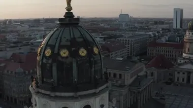 Berlin, Almanya 'da Sunset' te Katedral Kulesi 'nin Çatısı' nın Drone Görüntüsünü Kapat