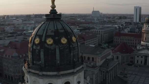 AERIAL: Close Up Drone View na střechu katedrály Tower v Berlíně, Německo při západu slunce — Stock video