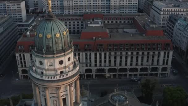 AERIAL: Berlijn Gendarmenmarkt Duitse kerktoren Close-up bij Schemering — Stockvideo