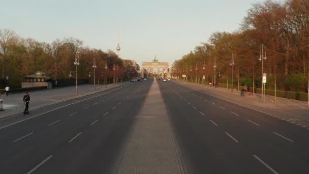 AERIAL: Volo lento verso il vuoto Brandenburger Tor a Berlino, Germania a causa del virus Corona COVID19 Pandemia alla luce del tramonto — Video Stock