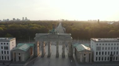 Berlin, Almanya 'da neredeyse hiç insan olmayan Brandenburger Tor üzerinde Corona Virüsü COVID19 Güzel Günbatımı Işığında