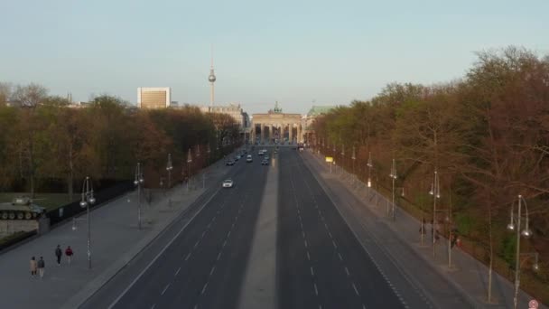 AERIAL: Volo verso Empty Brandenburger Tor a Berlino, Germania a causa del virus Corona COVID19 Pandemia alla luce del tramonto — Video Stock
