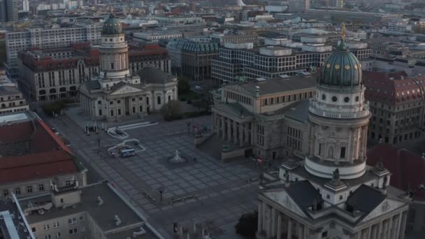 AERIAL: Plaza Gendarmenmarkt de Berlín vacía con vista a la Iglesia Alemana, Konzerthaus e Iglesia Francesa durante el Virus Corona COVID19 Pandemia — Vídeos de Stock