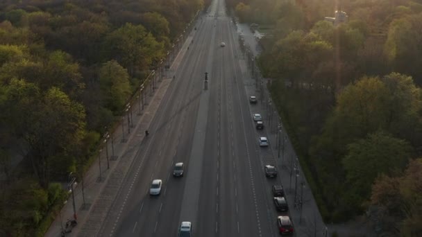 AERIAL: Strasse des 17. Juni em Berlim, Alemanha Vazio por causa do vírus Corona COVID19 Pandemia na bela luz do pôr do sol — Vídeo de Stock