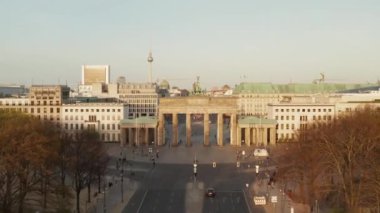 Corona Virüsü COVID19 'un Sunset Light Salgınından dolayı Berlin, Almanya' da Boş Brandenburger Tor üzerinde