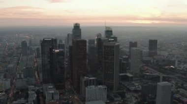 Los Angeles, Kaliforniya 'nın merkezindeki güzel Sunset' te nefes kesici gökdelenler.