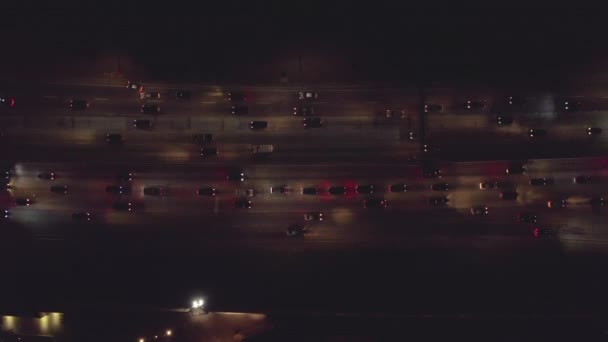 AERIAL: Drukke snelweg, Traffic Birds View 's nachts met autolichten, Los Angeles, Californië — Stockvideo