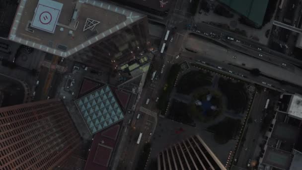 AERIAL: Impresionante vista aérea de las aves de calle concurrida con rascacielos en el centro de Los Ángeles, California en el hermoso atardecer — Vídeo de stock