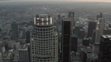 Los Angeles, Kaliforniya 'nın merkezindeki güzel Sunset' te nefes kesici gökdelenler.