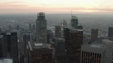Los Angeles, Kaliforniya 'nın merkezindeki güzel günbatımında gökdelenleri geçiyoruz., 