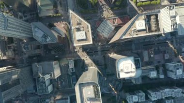 Los Angeles şehir merkezindeki güzel Sunrise Caddesi 'nde gökdelen çatıları ve araba trafiği manzaralı yavaş uçan kuşların gözü üzerimizde. 