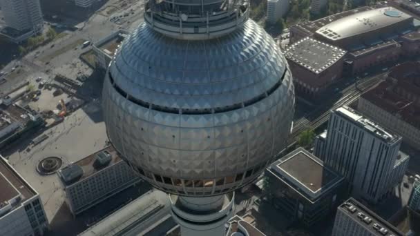 AERIAL: Super Close Up View of the top of Alexander Platz TV Tower with Berlin, Germany Δρόμοι στο παρασκήνιο την ζεστή καλοκαιρινή μέρα — Αρχείο Βίντεο