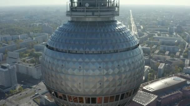 AERIAL: Super Close Up Vista de la parte superior de Alexander Platz TV Tower en Berlín, Alemania en el caluroso día de verano — Vídeo de stock