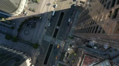 Los Angeles şehir merkezindeki güzel gündoğumu ışığında gökdelenlerin çatıları ve araba trafiğinin geçişini gören destansı, yavaş ve daireler çizen kuşların gözü. 