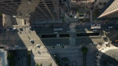 Los Angeles şehir merkezinde, Sunrise Light 'ta gökdelen çatıları ve araba trafiğini gören yavaş uçan kuşların gözü üzerimizde. 
