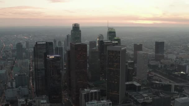 AERIAL: Zapierający dech w piersiach widok na drapacze chmur w centrum Los Angeles, Kalifornia o pięknym zachodzie słońca — Wideo stockowe