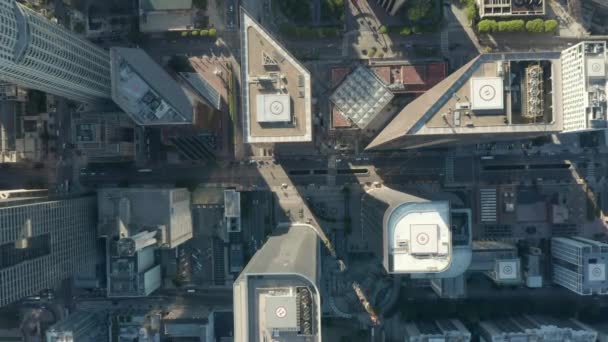 AERIAL: Vista lenta de las aves Vista del vuelo sobre el centro de Los Ángeles California Grand Avenue en la hermosa luz del amanecer con vista de los tejados de rascacielos y el tráfico de automóviles que pasa — Vídeo de stock