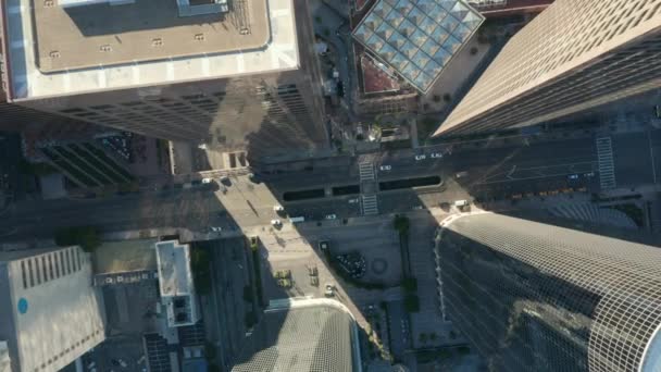 АЭРИАЛ: Медленный взлетающий птичий глаз Вид на полет над центром Лос-Анджелеса, Калифорния Гранд-авеню, в красивом свете Санрайза с видом на небоскребы и проезжающие автомобили — стоковое видео