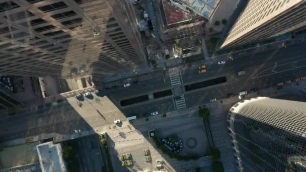 AERIAL: Epic slow lowering and circiling birds eye View over Downtown Los Angeles California in beautiful Sunrise Light with view of skyscraper rooftop and car traffic passing — Stock video