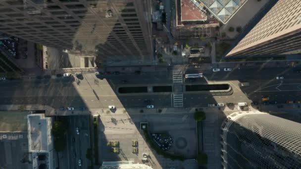 AERIAL: Langzame verlaging vogels oog Bekijk vlucht over Downtown Los Angeles California Grand Avenue in prachtige Sunrise Light met uitzicht op wolkenkrabber daken en autoverkeer passeren — Stockvideo