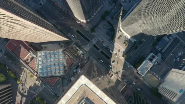 AERIAL: Episk långsam sänkning och cirkulation fåglar öga Utsikt över centrala Los Angeles Kalifornien i vackra Sunrise Light med utsikt över skyskrapa hustak och biltrafik passerar — Stockvideo