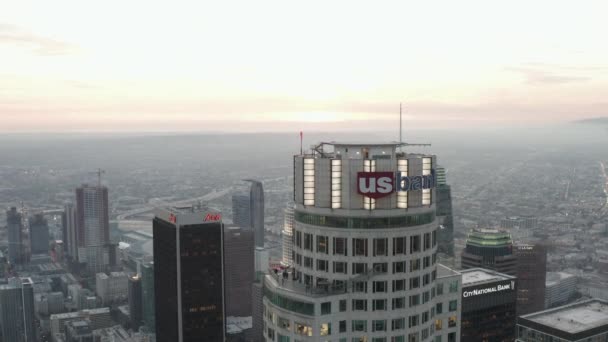 AERIAL: Close Up of US Bank Wieżowiec Top, Heli Pad w centrum Los Angeles, Kalifornia o pięknym zachodzie słońca — Wideo stockowe