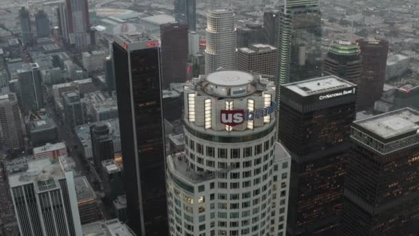 AERIAL: Hermosas aves aéreas Vista del rascacielos US Bank en el centro de Los Ángeles, California con luz del atardecer — Vídeos de Stock