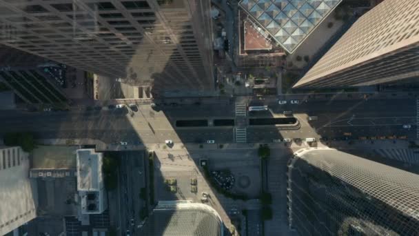 AERIAL: slow lower birds eye View flight over Downtown Los Angeles California Grand Avenue in beautiful Sunrise Light with view of skyscraper roof and car traffic passing — 图库视频影像