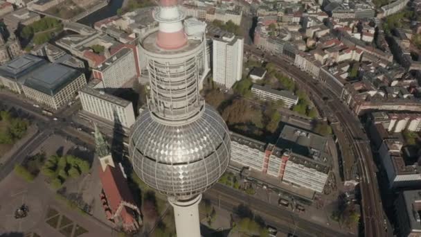 AÉRIAL : Vue panoramique du sommet de la tour de télévision Alexander Platz avec Berlin vide, Allemagne Rues en arrière-plan par une chaude journée d'été pendant la pandémie du virus COVID-19 Corona — Video