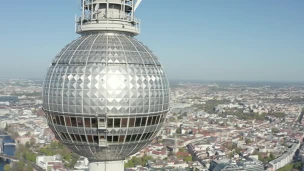 AERIAL: Super närbild Visa cirkeln runt Alexander Platz TV Tower i Berlin, Tyskland på varm sommardag — Stockvideo